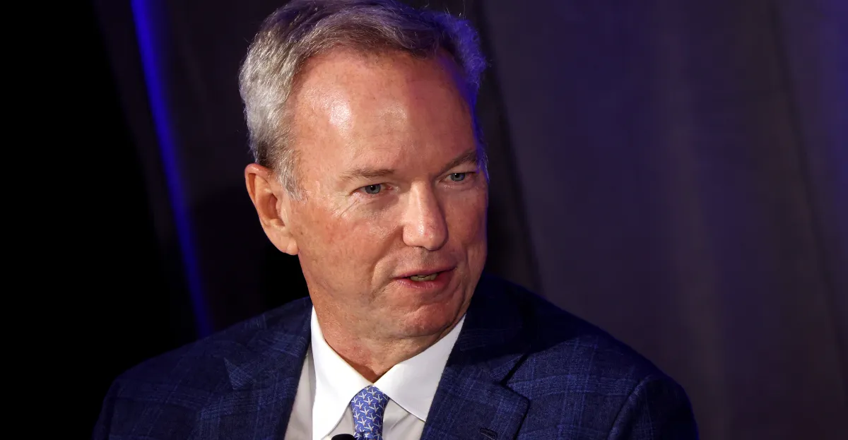 Les étudiants de l'université d'Arizona huent Eric Schmidt, qui vante les mérites de l'IA lors de la cérémonie de remise des diplômes