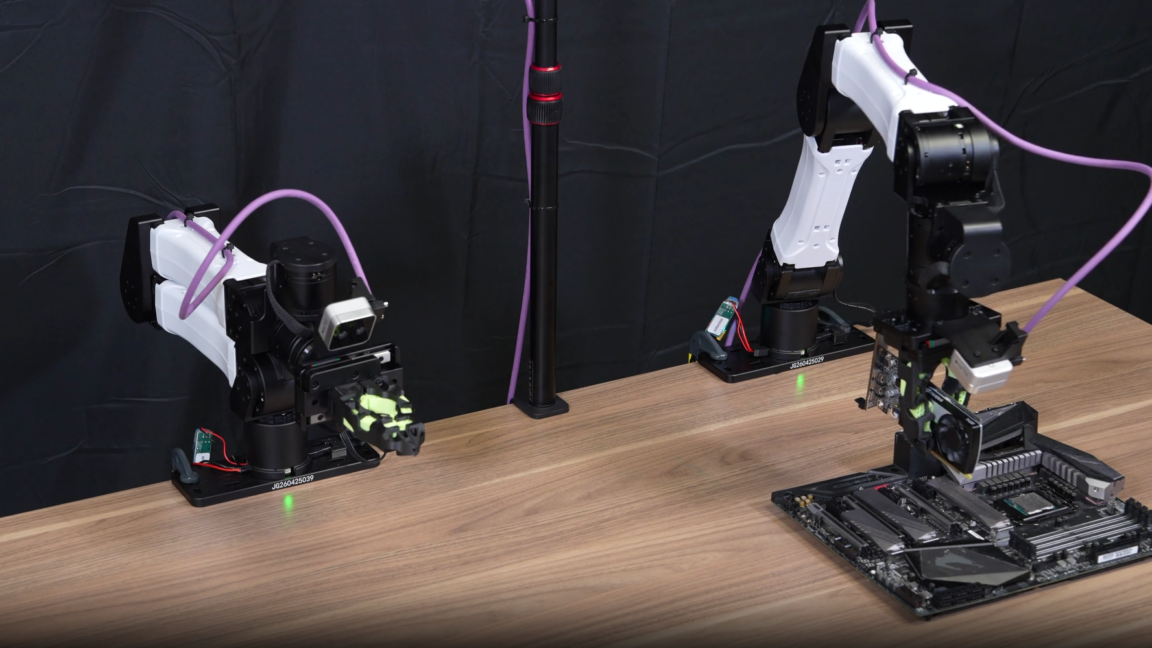 Des agents de programmation basés sur l'IA ont appris à des robots à installer des GPU et à couper des attaches de serrage