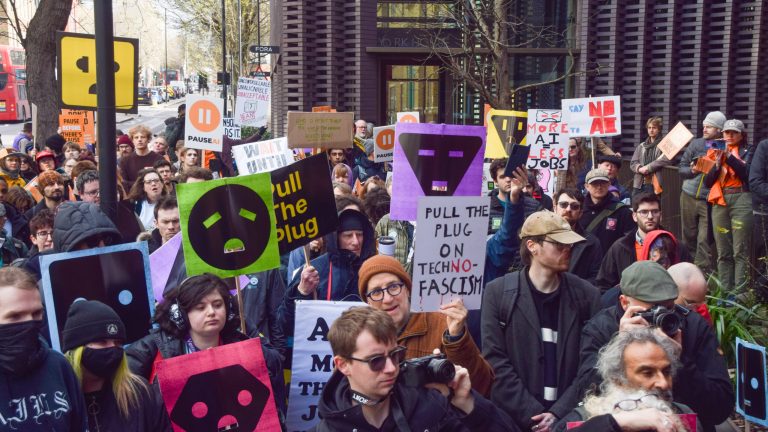 Les forces de l’ordre américaines mettent en garde contre « l’extrémisme anti-technologique » alors que la haine contre l’IA grandit