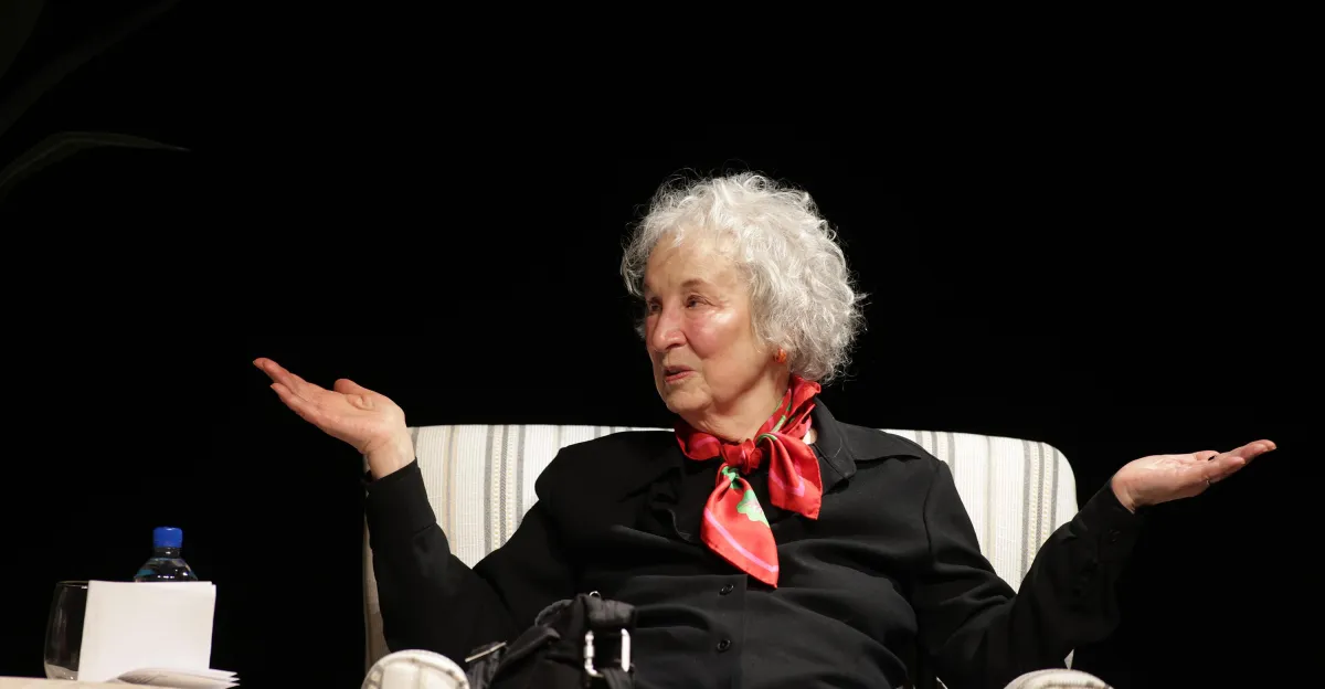 Margaret Atwood affirme que le problème de l'IA, c'est que « si on lui donne des données erronées, elle produira des retombées erronés ».