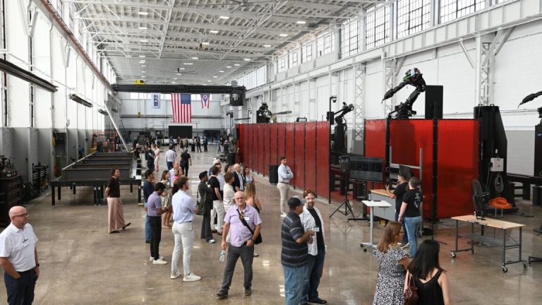 D&rsquo;anciens ingénieurs de SpaceX sont en train de construire une usine robotisée destinée à la fabrication de pièces en acier
