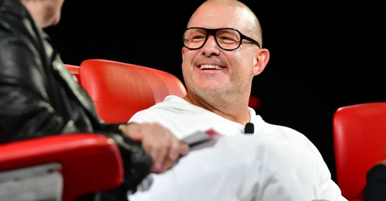 Le premier gadget OpenAI de Jony Ive serait une enceinte connectée de la taille d&rsquo;un palet de hockey