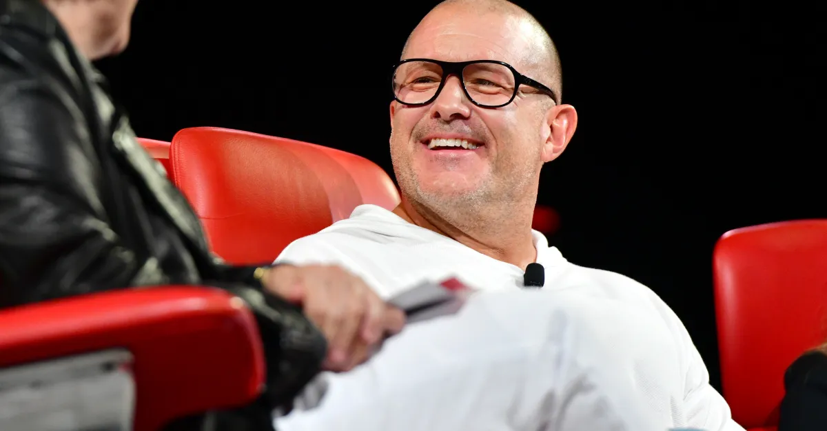 Le premier gadget OpenAI de Jony Ive serait une enceinte connectée de la taille d'un palet de hockey